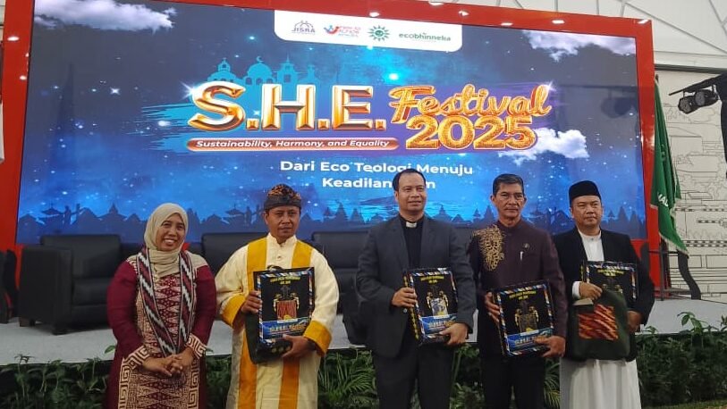 "Menghadapi ancaman krisis iklim, para tokoh lintas agama di Pontianak menyerukan kolaborasi melalui pendekatan eco-teologi dalam S.H.E Festival 2025 yang diinisiasi Ecobhinneka Muhammadiyah. "