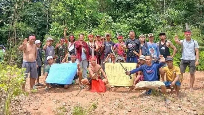 Dipimpin tokoh adat, ratusan warga Siding menyuarakan aspirasi mereka untuk mempertahankan tanah warisan leluhur dari ancaman pertambangan.