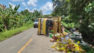 Kondisi truk pengangkut sembako yang mengalami kecelakaan tunggal di Jalan Raya Sekadau-Sintang, Kecamatan Sekadau Hilir, Rabu (15/10/2025).