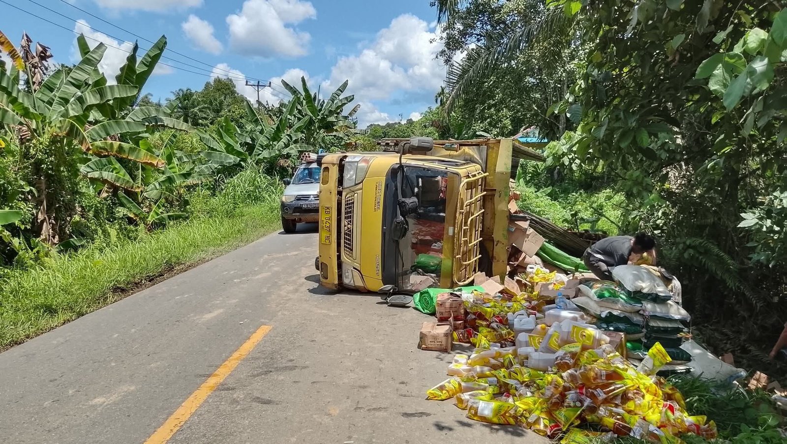 Kondisi truk pengangkut sembako yang mengalami kecelakaan tunggal di Jalan Raya Sekadau-Sintang, Kecamatan Sekadau Hilir, Rabu (15/10/2025).