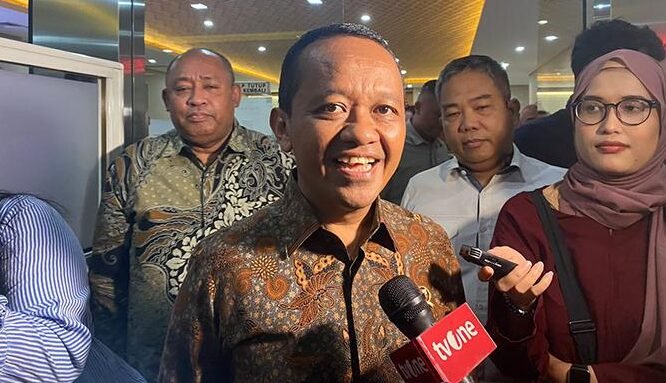 "Tunjangan kinerja (tukin) PNS Kementerian ESDM resmi naik 100%. Menteri ESDM Bahlil Lahadalia memberi peringatan keras, mengancam akan 'merumahkan' pejabat yang masih main-main dalam pemberian izin."