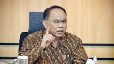 "Ketum Projo Budi Arie Setiadi membela Jokowi terkait utang kereta cepat Woosh yang membebani BUMN. Budi Arie menyebut Woosh sudah berguna bagi masyarakat dan merupakan murni investasi, bukan beban negara."