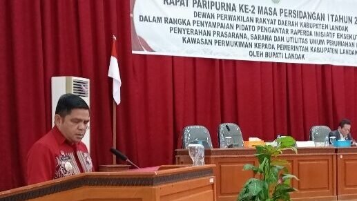 Wakil Bupati Landak, Erani, saat menyampaikan pidato pengantar Raperda tentang Penyerahan Prasarana, Sarana, dan Utilitas Umum (PSU) dalam Rapat Paripurna di Gedung DPRD Landak, Kamis (2/10/2025).