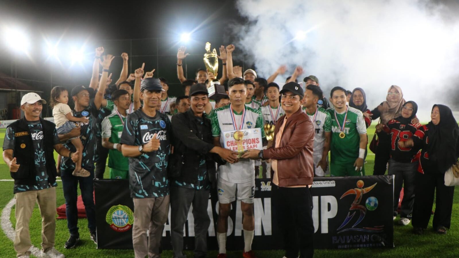Wakil Wali Kota Pontianak Bahasan menyerahkan secara simbolis hadiah satu ekor sapi kepada Tim Radit FC yang meraih juara Turnamen Mini Soccer Bahasan Cup 2025.
