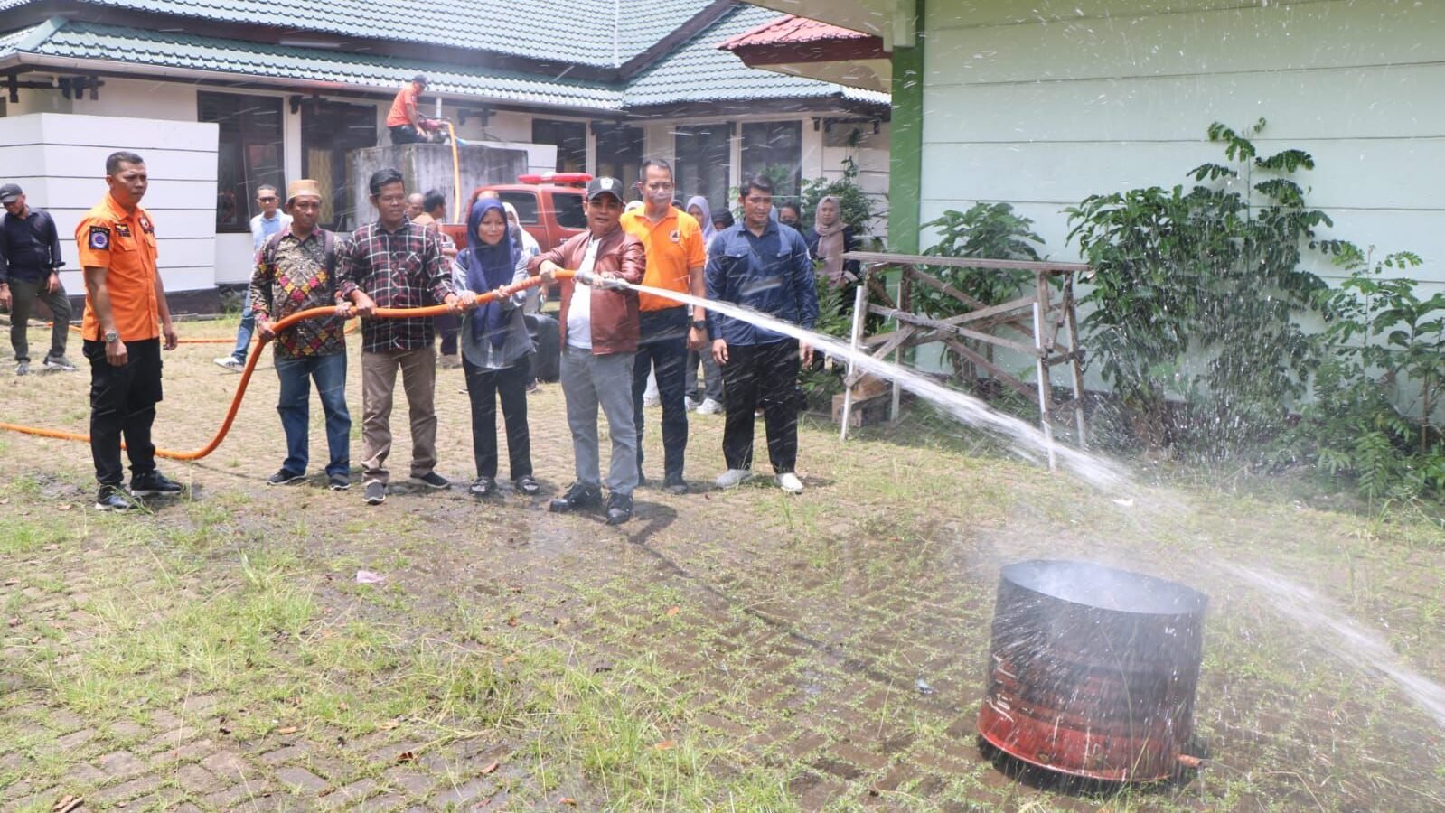 Wakil Wali Kota Pontianak Bahasan saat melakukan uji coba peralatan damkar yang diberikan kepada masyarakat.
