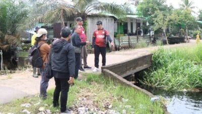 Wakil Wali Kota Pontianak Bahasan saat meninjau gotong royong di Jalan Parit Pangeran Kecamatan Pontianak Utara.