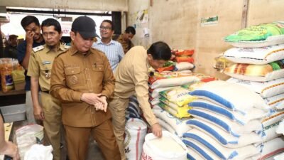 Wakil Wali Kota Pontianak, Bahasan bersama Tim Satgas Pangan saat memantau harga dan stok kebutuhan pokok bersama Satgas Pangan di Pasar Kemuning, Selasa (7/10/2025).