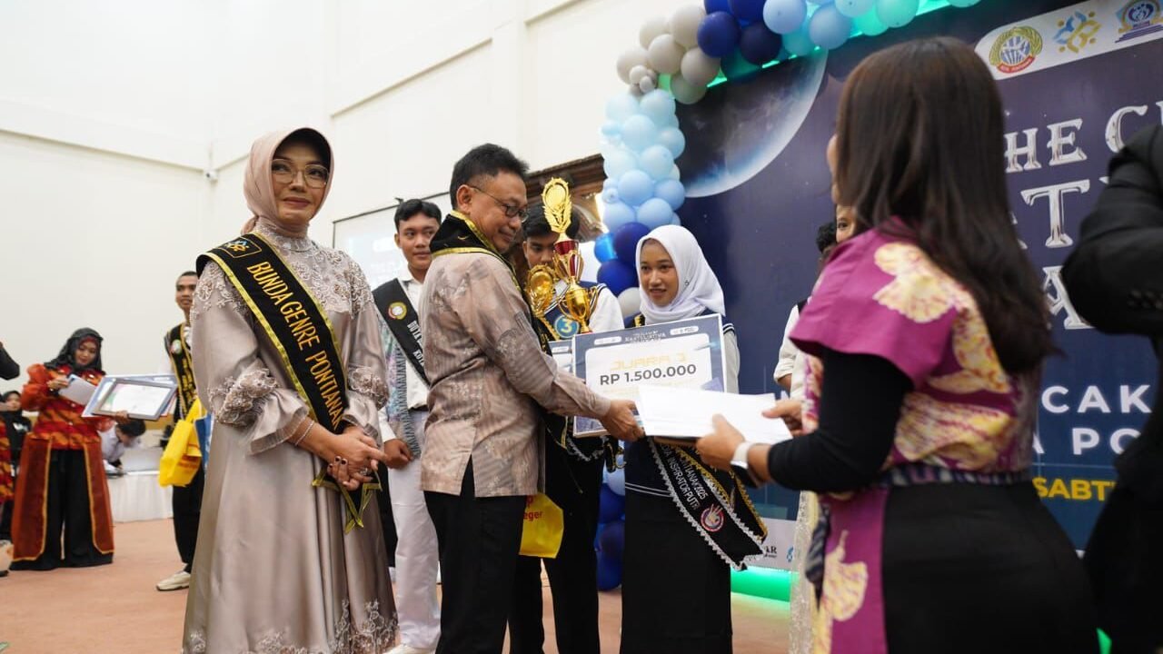 Wali Kota Pontianak Edi Rusdi Kamtono menyerahkan hadiah kepada Duta GenRe Kota Pontianak