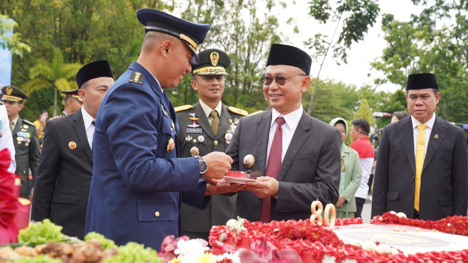 Wali Kota Pontianak Edi Rusdi Kamtono menerima potongan kue ulang tahun usai upacara peringatan HUT ke-80 TNI.