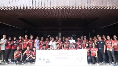 Wali Kota Pontianak Edi Rusdi Kamtono dan Wakil Wali Kota Bahasan berfoto bersama seluruh atlet dan official PON II Atlet Bela Diri.