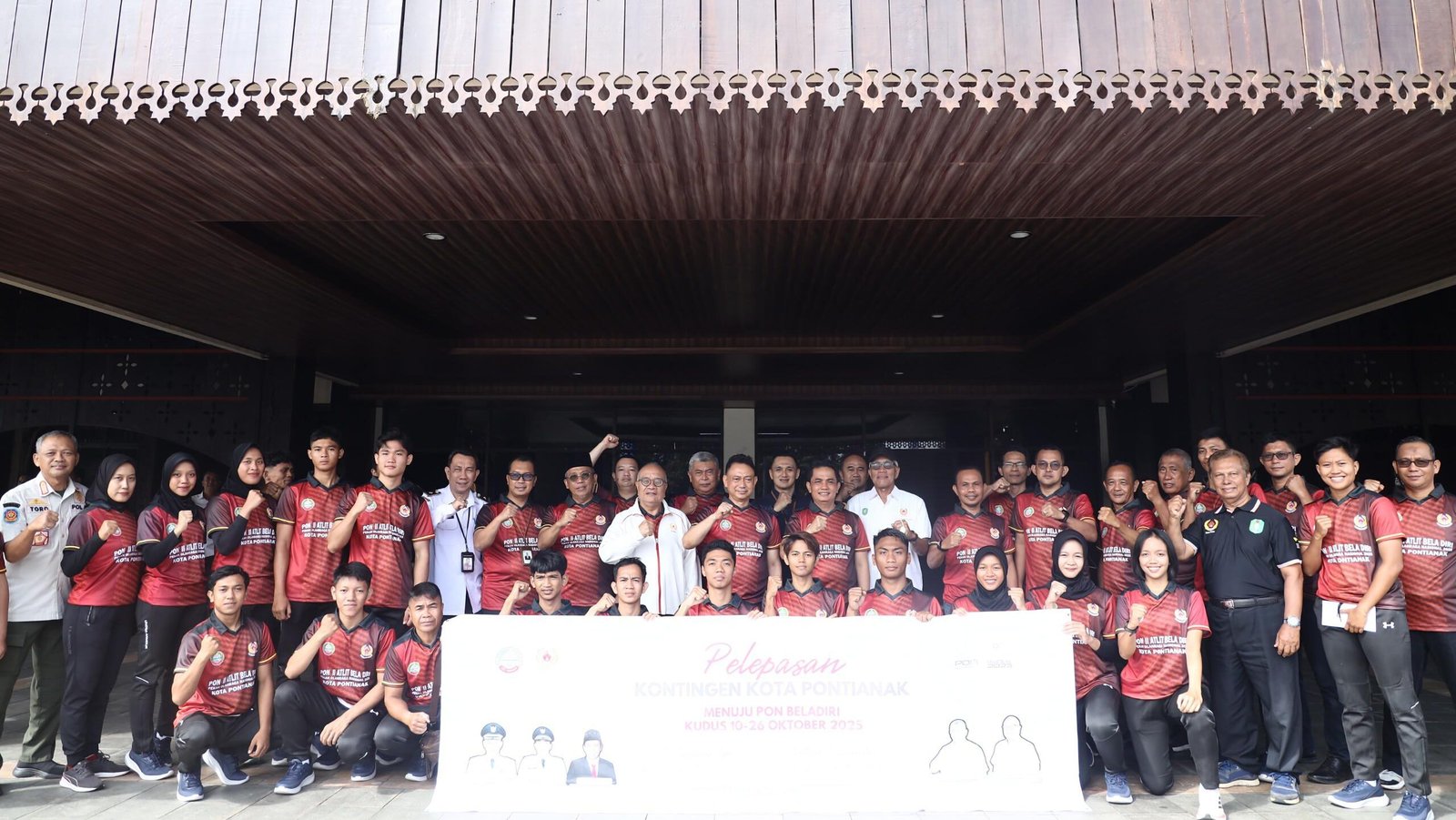 Wali Kota Pontianak Edi Rusdi Kamtono dan Wakil Wali Kota Bahasan berfoto bersama seluruh atlet dan official PON II Atlet Bela Diri.