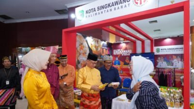 Wali Kota Pontianak Edi Rusdi Kamtono saat meninjau stand-stand Pontianak Expo International Exhibition 2025 di PCC.