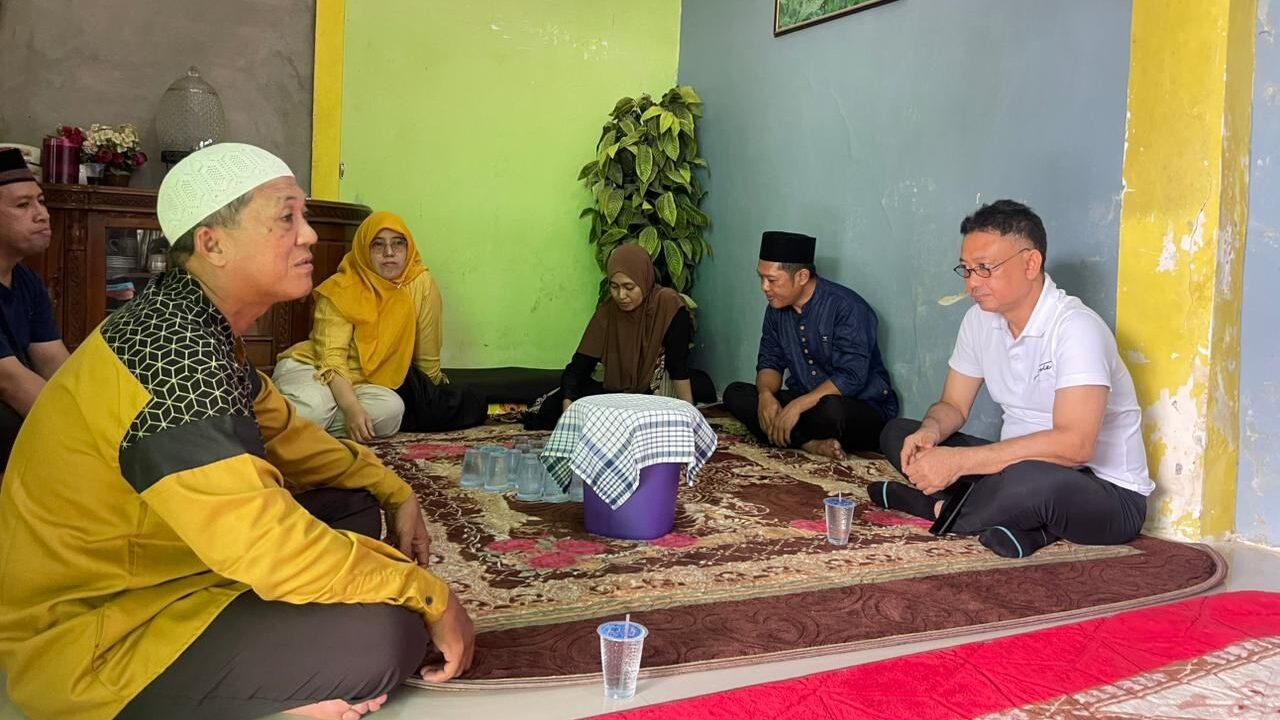 Wali Kota Pontianak, Edi Rusdi Kamtono, saat bertakziah dan memberikan dukungan kepada keluarga almarhum Syarif Muhammad Farid Fathoni, korban kecelakaan di Jalan Kom Yos Sudarso.