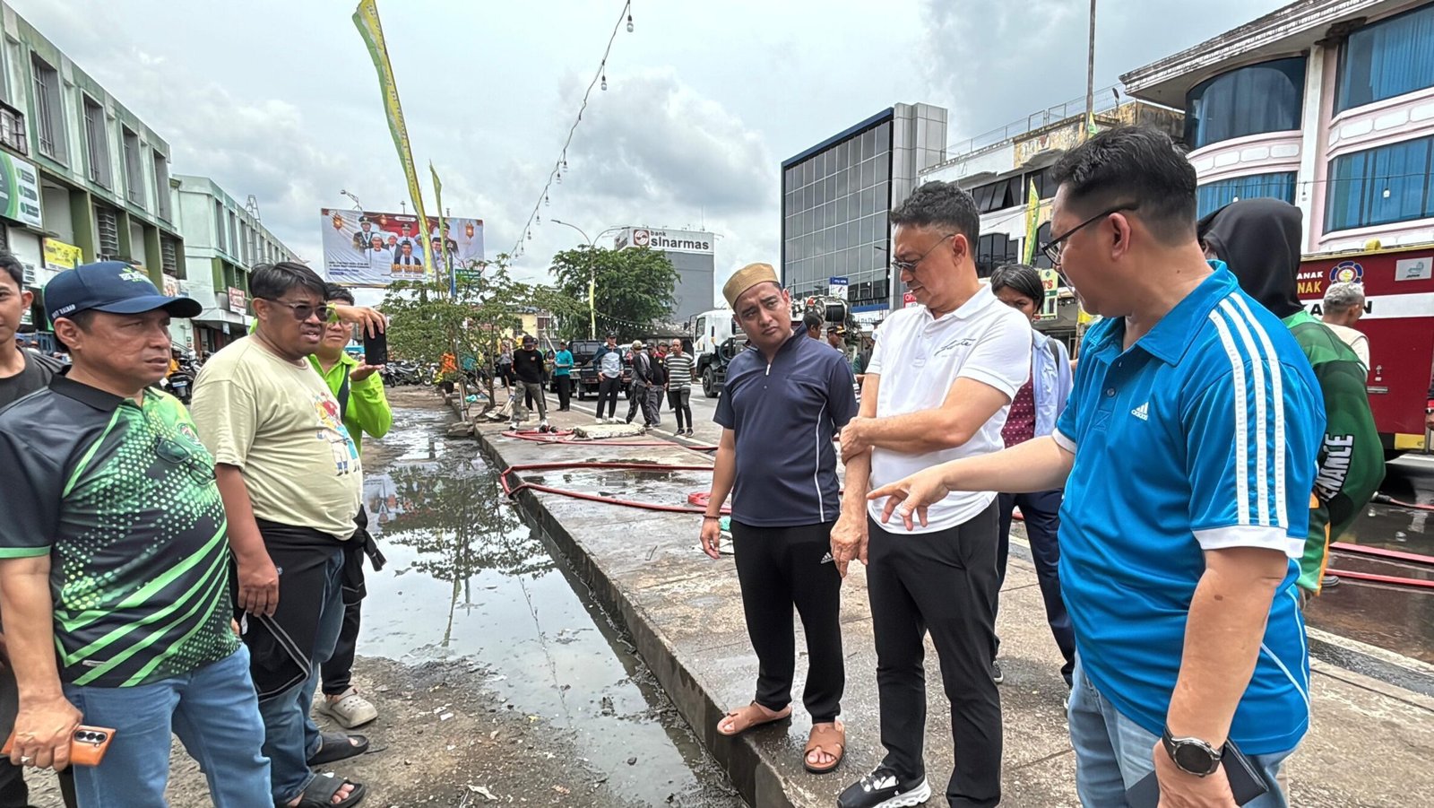 Wali Kota Pontianak Edi Rusdi Kamtono meninjau aktivitas membersihkan kawasan Pasar Flamboyan yang akan menjadi lokasi Haul Habib Muhammad bin Abdullah Al Muthahar ke-114 dan Maulid Akbar yang akan menghadirkan Ustadz Abdul Somad pada 5 Oktober 2025.