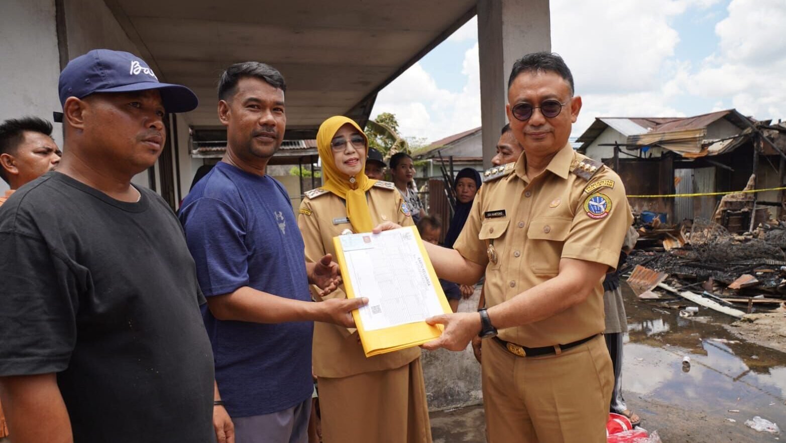 Wali Kota Pontianak Edi Rusdi Kamtono didampingi Kepala Disdukcapil Kota Pontianak Erma Suryani menyerahkan secara simbolis dokumen kependudukan kepada korban kebakaran.