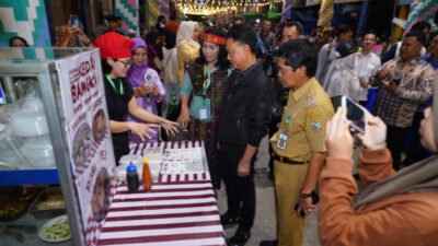 Wali Kota Pontianak Edi Rusdi Kamtono berdialog dengan pedagang di kawasan Pasar Tengah, Senin (27/10/2025) malam. (Dok. Ist)