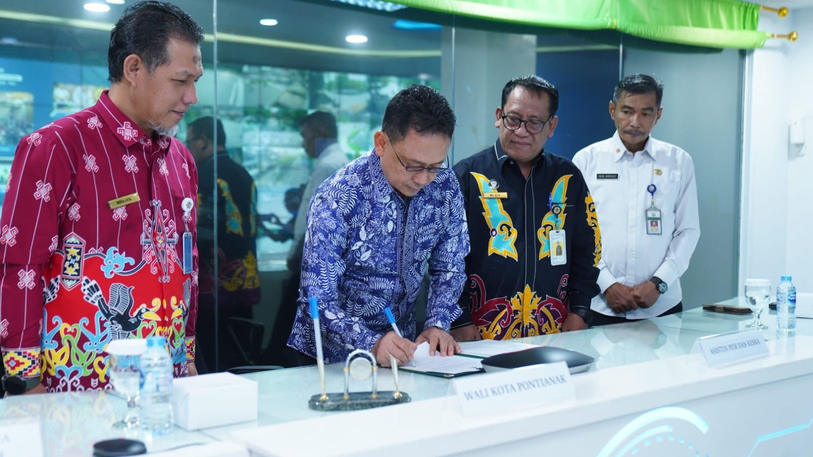 Wali Kota Pontianak Edi Rusdi Kamtono meneken perjanjian kerja sama dengan Direktorat Jenderal Pajak dan Direktorat Jenderal Perimbangan Keuangan dalam rangka optimalisasi pemungutan pajak pusat dan daerah.