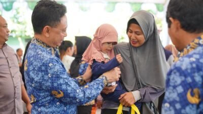 Wali Kota Pontianak Edi Rusdi Kamtono menyapa warga yang tengah berbelanja di Operasi Pasar Murah di halaman Kantor Camat Pontianak Barat.