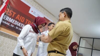 Wali Kota Pontianak Edi Rusdi Kamtono memasangkan tanda peserta secara simbolis menandai dimulainya Pelatihan Pertolongan Pertama Tingkat Menengah bagi Korps Sukarela