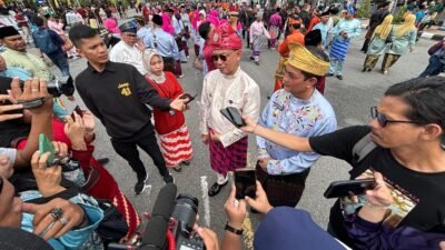 Momen Wali Kota Pontianak Edi Rusdi Kamtono dan Wakil Wali Kota Bahasan diwawancarai awak media.