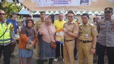 Wali Kota Pontianak Edi Rusdi Kamtono menyerahkan secara simbolis paket sembako murah kepada warga Pontianak Timur.