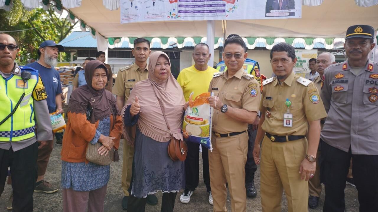 Wali Kota Pontianak Edi Rusdi Kamtono menyerahkan secara simbolis paket sembako murah kepada warga Pontianak Timur.