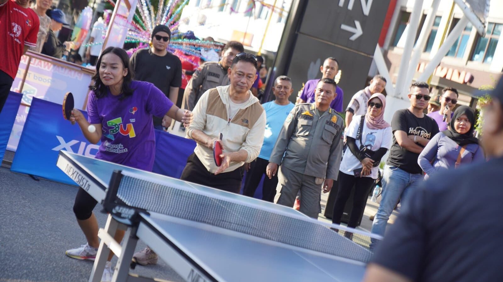 Wali Kota Pontianak Edi Rusdi Kamtono saat unjuk kebolehan bermain tenis meja di 'Road to Pingpong CFD'.