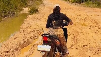 "Warga mengeluhkan kondisi jalan rusak parah dan berlumpur di Kecamatan Ketungau Tengah, Sintang, yang menyulitkan akses transportasi dan aktivitas sehari-hari."