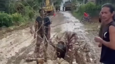 Warga Desa Toho Ilir menunjukkan kondisi jalan yang rusak parah dan berdebu akibat aktivitas proyek mitra PT Antam, menyebabkan keresahan dan keluhan kesehatan di masyarakat.