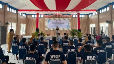 Warga binaan Rutan Sambas serius mengikuti arahan instruktur dalam pelatihan sablon digital yang digelar bekerja sama dengan Disnakertrans Sambas.