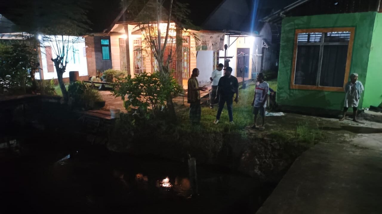 Lokasi parit di Desa Sungai Rengas, Kecamatan Sungai Kakap, tempat balita MK (3) ditemukan meninggal dunia akibat tenggelam, Rabu (29/10/2025) malam. Foto: HO/Faktakalbar.id