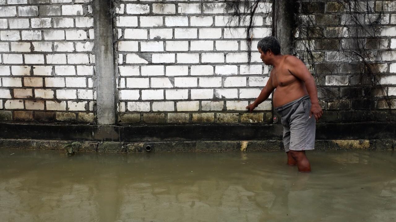 Warga menunjukkan tinggi muka air saat terjadi banjir di Desa Ketitang Wetan, Kecamatan Batangan, Kabupaten Pati, Jawa Tengah, Selasa (28/10).