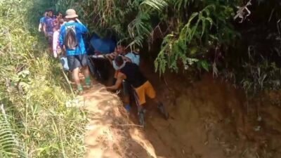 Jalan Rusak Parah dan Faskes Tak Memadai Paksa Warga Bengkayang Tandu Seorang Pasien ke Sanggau