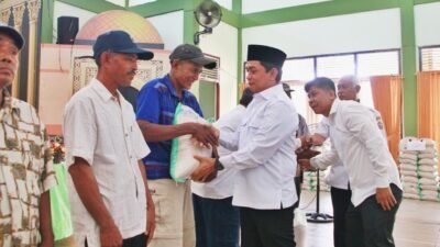 Wakil Wali Kota Pontianak Bahasan menyerahkan secara simbolis bantuan cadangan pangan beras kepada warga penerima manfaat di wilayah Kecamatan Pontianak Utara dan Timur.