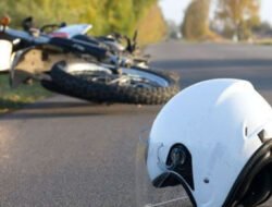 Adu Banteng di Tabrani Ahmad, Pengendara Vario Luka Parah Hantam Motor Ibu dan Anak