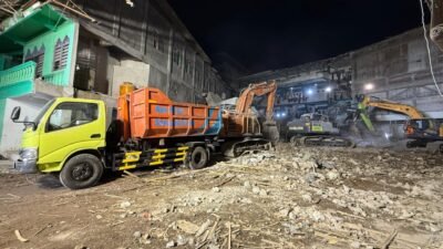 Tim SAR gabungan menggunakan alat berat untuk mempercepat proses evakuasi korban dan pembersihan puing-puing Musala Al Khoziny di Buduran, Sidoarjo.