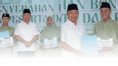 Bupati dan Wakil Bupati Ketapang serahkan bonus untuk kafilah MTQ berprestasi. (Dok. Instagram/@prokopim_ketapang)