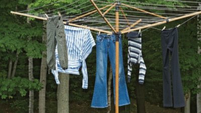 "Musim hujan bikin cucian susah kering dan bau apek? Jangan khawatir. Simak cara jitu mengeringkan baju dengan cepat tanpa mesin cuci, hanya dengan kipas angin dan trik sederhana."