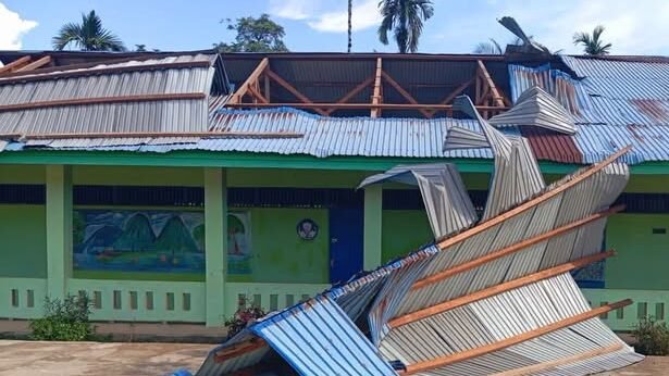 Kondisi atap SDN 17 Karang Betung, Kecamatan Nanga Mahap, Kabupaten Sekadau, yang rusak parah dan berserakan di halaman sekolah setelah diterjang angin puting beliung, Jumat (3/10/2025).