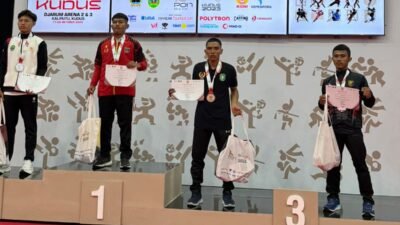 Atlet Sambo Kalbar, Husni Hairil saat berpose dengan medali perunggu yang diraihnya di kelas Sport 53 kg pada ajang PON Beladiri 2025.