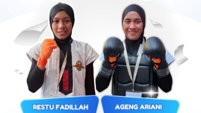 Atlet Tarung Derajat Kalbar, Restu Fadhilah (kiri) dan Ageng (kanan), berpose dengan medali emas yang mereka raih di ajang PON Beladiri 2025 di Kudus.