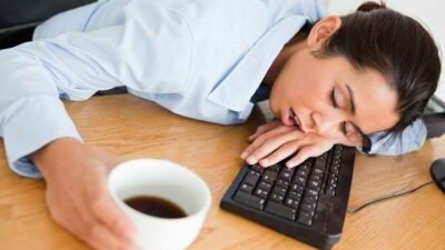 "Sering tidur pagi untuk mengganti jam malam yang hilang? Hati-hati. Kebiasaan ini bisa merusak jam biologis, memicu risiko diabetes, dan menurunkan kesehatan mental."