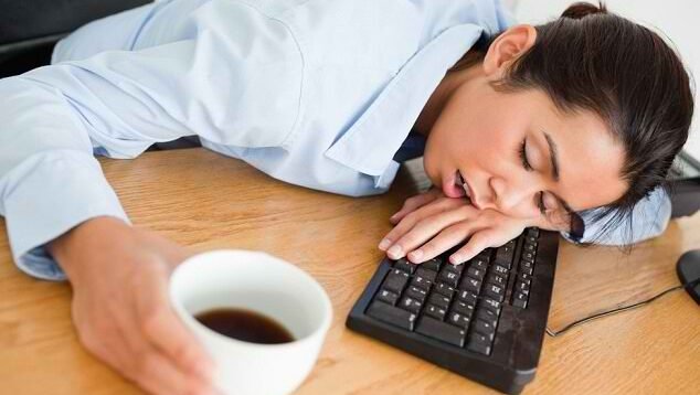 "Sering tidur pagi untuk mengganti jam malam yang hilang? Hati-hati. Kebiasaan ini bisa merusak jam biologis, memicu risiko diabetes, dan menurunkan kesehatan mental."