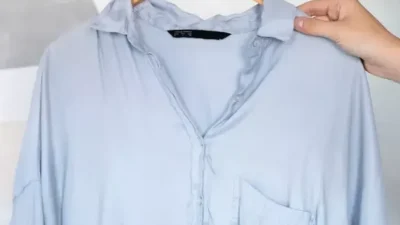 "Tidak punya setrika atau sedang mati listrik? Tenang, ada cara mudah merapikan baju yang kusut. Coba 3 trik ini menggunakan uap air hingga catokan agar baju tetap rapi."