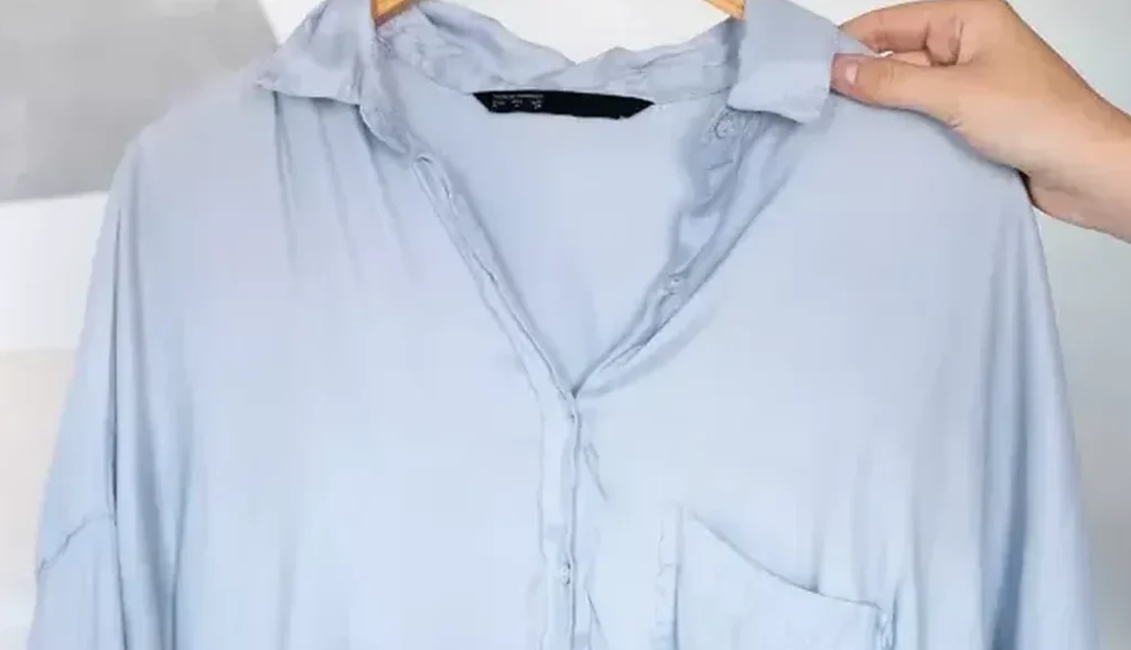 "Tidak punya setrika atau sedang mati listrik? Tenang, ada cara mudah merapikan baju yang kusut. Coba 3 trik ini menggunakan uap air hingga catokan agar baju tetap rapi."