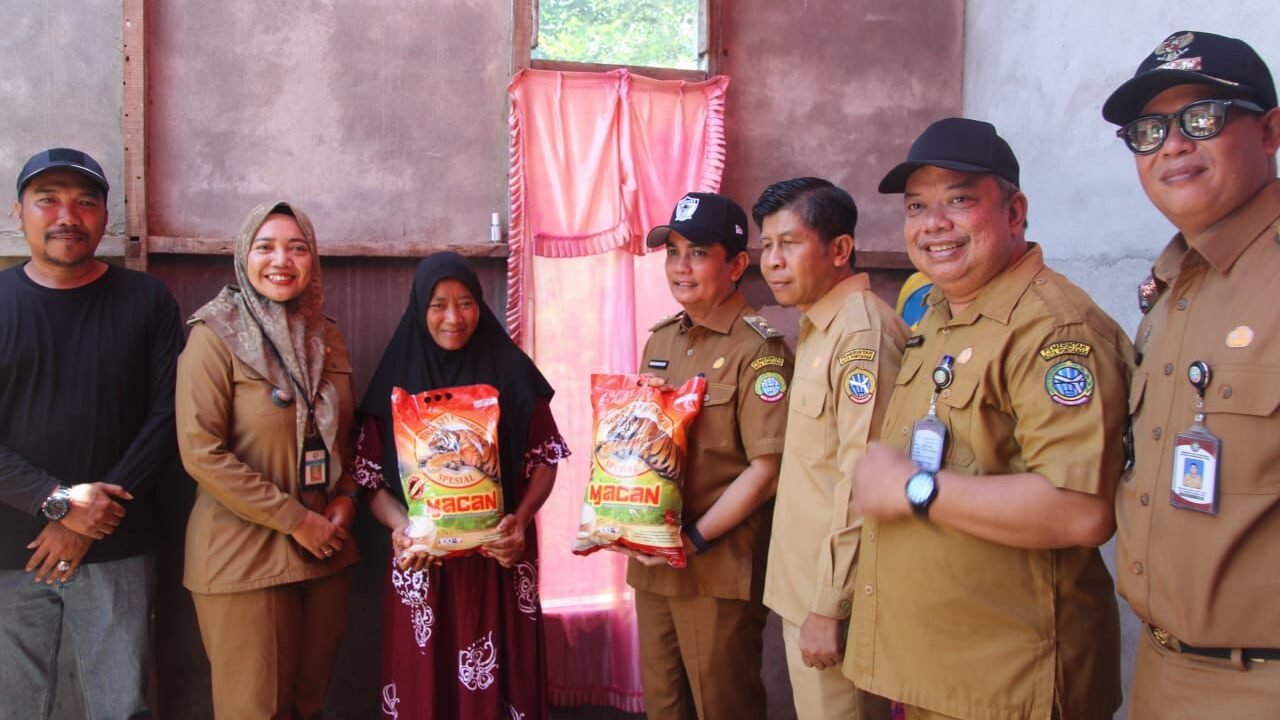 Wakil Wali Kota Pontianak Bahasan menyerahkan bantuan kepada petani yang terdampak angin puting beliung.