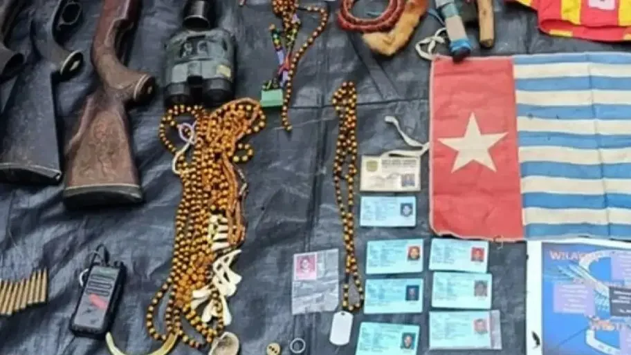 Sejumlah barang bukti berupa senjata, amunisi, dan atribut milik OPM yang berhasil disita oleh pasukan TNI usai merebut kembali Kampung Soanggama, Intan Jaya.