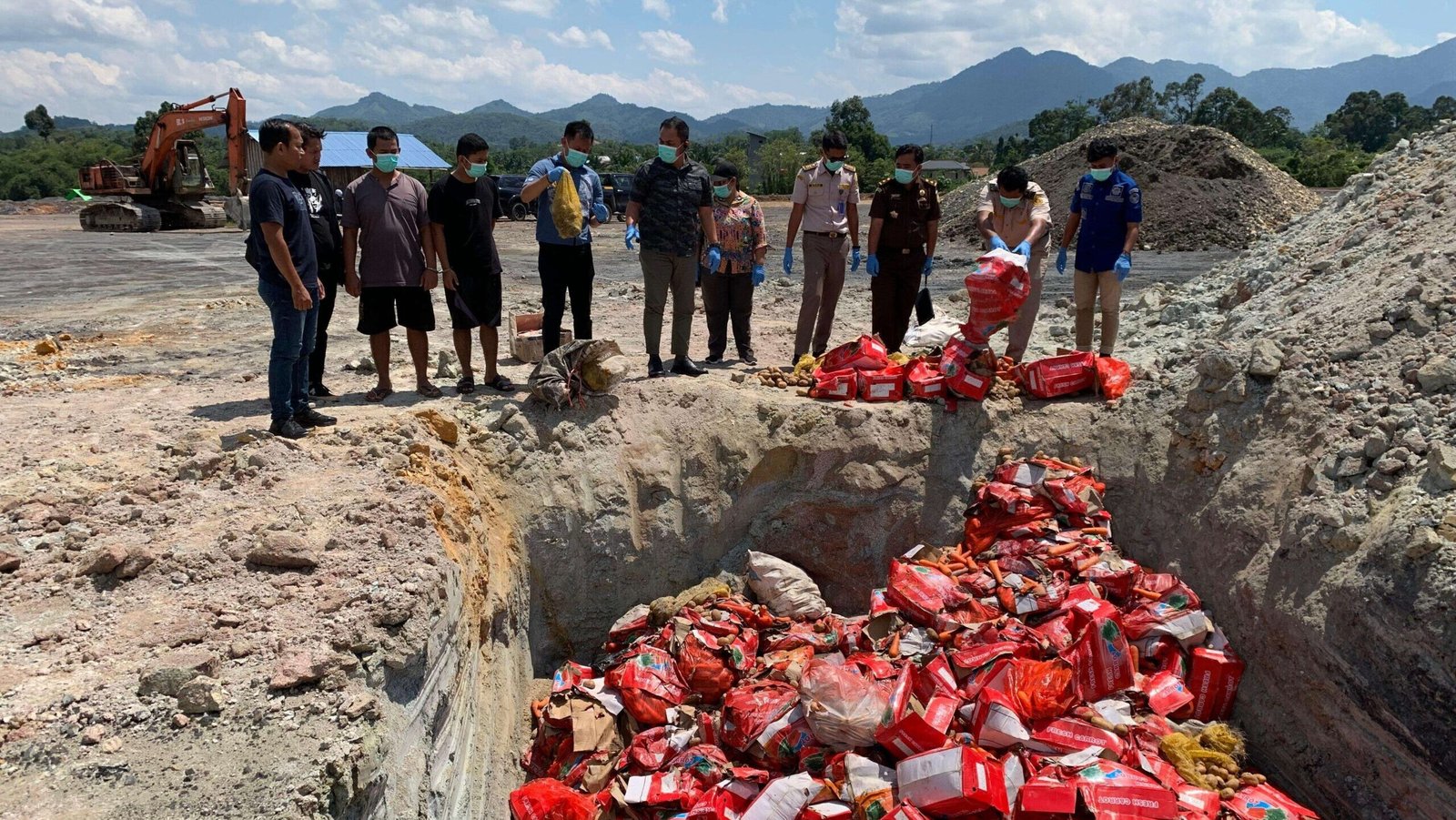 Pemusnahkan 334 kotak wortel dan 12 karung kentang ilegal asal Malaysia. Pemusnahan ini untuk cegah hama dan lindungi petani lokal.