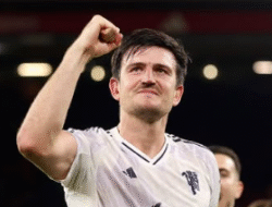 Sundulan Maguire Bungkam Publik Anfield, Bawa MU Raih 3 Poin Krusial