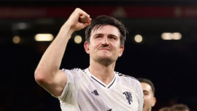 Bek Manchester United, Harry Maguire (tengah), merayakan gol kemenangannya ke gawang Liverpool di Stadion Anfield, mengakhiri penantian panjang delapan tahun.